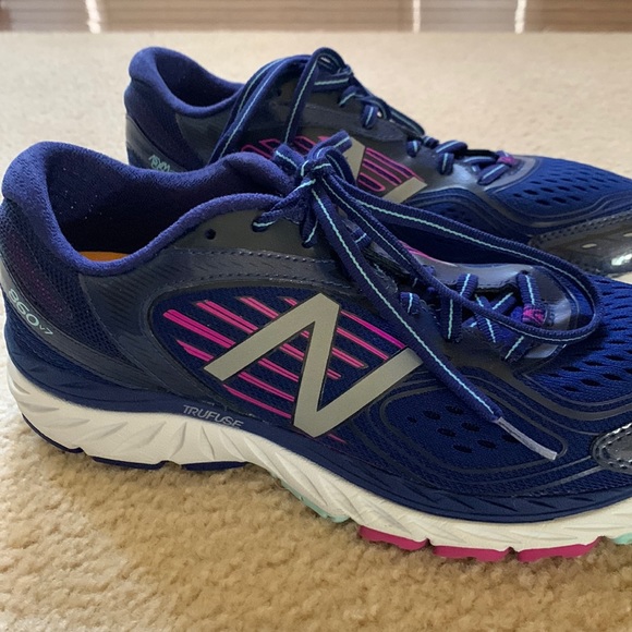 New Balance 860v7 sneakers. - Picture 3 of 6